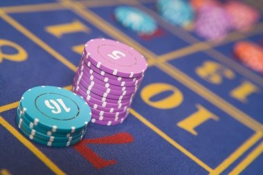 cara mahjong mobile app interface showing live blackjack table and football markets
